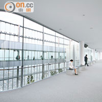 迴廊左右兩邊均由玻璃打造，一面可以看到大阪市容，另一面則可以看到天空庭園。