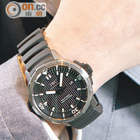 Aquatimer Automatic 2000備有2,000米防水功能，鈦金屬錶圈上柔和的曲線腕錶抓槽以及間紋錶盤布局，十足80年代保時捷設計的Aquatimer 2000的影子。$78,000