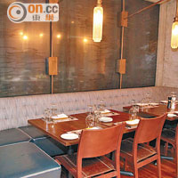餐廳環境與邁阿密的Toro Toro相似，不乏長枱和梳化座，尤其適合一大班人用餐。