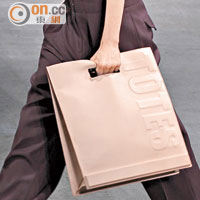 3.1 Phillip Lim<br>方形手挽袋，質感堅硬，袋身上還有TOTES的立體字，設計突出有型。