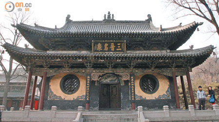 三晉名泉的另一邊便是戲台，台上掛有水鏡台匾額。