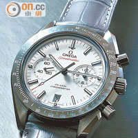 Speedmaster Co-Axial Lunar Dust Watch的錶殼以灰色陶瓷打造，其鉑金錶面則以噴沙手法營造凹凸紋理。