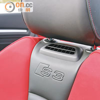 前座椅背印有「S3」徽號，頸位配備暖風系統。
