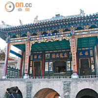 廟內設有戲台，據說樂聲在河面能生擴音之效，傳到對面岸的陝西也聽得到。