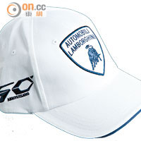 太陽帽<br>純白色款式，正面繡上廠徽，側邊則有品牌50周年徽章，款式簡約，方便配搭。<br>售價：$500（a）