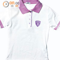 女童短袖Polo<br>白色純棉製，質料柔軟，衣領、兩邊手袖用上粉紫色配搭，左胸還有粉紫色閃粉廠徽，女孩子必定喜歡。 <br>售價：$750（a）