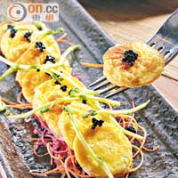 Thai Omelets<br>傳統的做法，以大葱、魚露和糖調味製成，一口一件容易吃又不會膩。