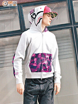 BAPE×New Era紅色Ape Face Sta Baseball Cap $999<br>灰色Color Camo Purple Shark Full Zip Hoodie $3,159<br>深藍色Denim Shorts $1,959<br>黑×白色Cloud Sta $2,199