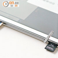 SIM卡及microSD卡槽設有保護蓋。