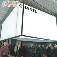 Chanel經典黑白色調展館，簡約有型。