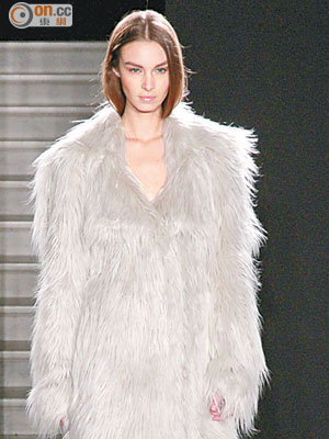 Fur coat偏長身，四四方方的剪裁，呈現奢華的簡約美。