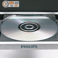 CD盤設於機身前方，另對應FM、USB及藍芽功能。