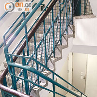 樓梯沿用舊有的欄杆（中間一段），再加建新扶手，以配合實用需要。