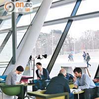 Zaha Hadid大樓內的Cafe，學子們可邊歎咖啡邊溫書。