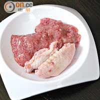 肉類於解凍過程易孳生細菌，宜先烚熟才給寵物餵食，以策安全。