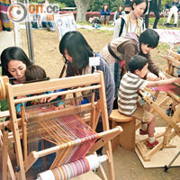讓孩子參與織布工作坊，明白愛惜物件的重要。