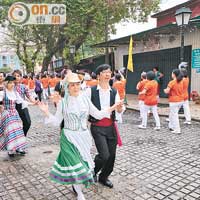 巡遊中的葡國土風舞蹈隊，輕易成了觀眾的焦點。
