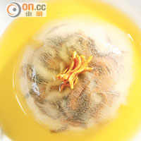 白玉藏素珍<br>甚考功夫的菜式，冬瓜切成薄到能透出底下的菇菌，伴蟲草花與雞湯熬成的湯汁，鮮甜滋潤。