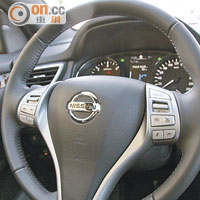 多功能真皮軚環可操控車上音響和開關定速巡航系統。