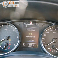 雙圈式儀錶板中央設小屏幕顯示即時行車資訊。