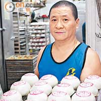 郭錦記餅店負責人郭錦華，每年太平清醮都會製作大量平安包。