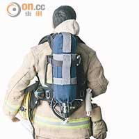 氧氣筒、支架、肩帶及金屬扣全部有齊，製作認真。