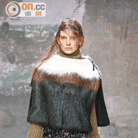 Fur cape拼合對比色，配襯刺繡半截直身長裙，帶來強烈藝術風格。