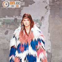 Fur coat以獨特漂染技術印染成抽象圖案，營造出一份藝術色彩。