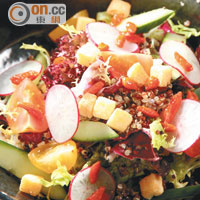 Goji Sesame Quinoa $88<BR>要健康，沙律不可以落汁？咪傻啦，此沙律混合了杞子和藜麥，澆上適量的芝麻醋，同樣低脂低卡有營養。