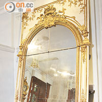 高3.30米的壁爐上方鏡，製於路易十五時期，原屬巴黎著名豪宅公館Hotel Lambert之物。惟公館經多次易主，鏡子成了時尚名人Karl Lagerfeld的個人珍藏。