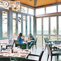 餐廳設計開揚，可眺望海邊景色。