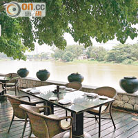 餐廳靠近河邊，景色不俗，而且細心提供香茅蚊怕水，無有怕。