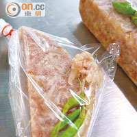 生吃豬肉，惟有靠辣椒殺菌，Baht 20起（約HK$5）。