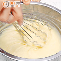 製法<br>1. 將雞蛋、牛奶、沙糖攪拌成蛋漿，同時把平底鍋放入焗爐加熱2分鐘。