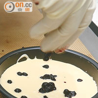 2. 篩麵粉及煮溶一半分量的牛油，與蛋漿拌勻，倒入平底鍋後加入藍莓，以攝氏230度焗7分鐘。