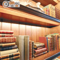 酒吧的書櫃放置了超過1,000本古董書籍，全部經專人精挑細選。