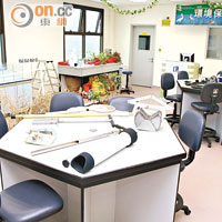 校內有3間科學實驗室，以便學生進行各種實驗。