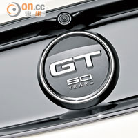 車尾鑲有大型的「GT 50 YEARS」圓形鍍鉻徽飾。