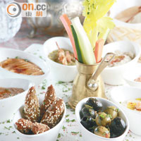 Vegetarian Mezze Platter $160<br>將埃及人每天必吃的鷹豆蓉、橄欖粒、炸豆、蠶豆蓉等醬料用精緻版的Tapas呈現出來，配上傳統的Pita Bread來吃最飽肚。 