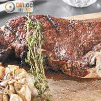 14oz Bone-in Ribeye（「任食牛扒之夜」$388/位，逢星期日晚供應)<br>無添加烤製，肉味香濃。