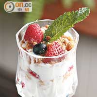 Yogurt and Berries $50<br>吃了不少口味濃重的菜式，不妨點選雜莓乳酪，中和一下味蕾。