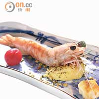 先物冷菜以水煮野生海蝦為主角，配以多種當造蔬菜，是一道可吃盡山海田園精華的菜式。