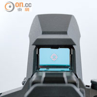WIN<BR>SP-100EE首建紅點瞄準器，就算Zoom遠時都能輕易搵到拍攝主體。