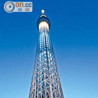 每晚7點東京晴空塔便會亮燈，以藍白燈光為主色。