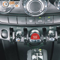 中控台下方增設了紅色按鍵，一按便可啟動引擎。