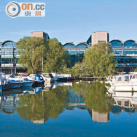 The University of Lincoln的主要校區靠近天然湖泊Brayford Pool，充滿大自然氣息，學習環境理想。