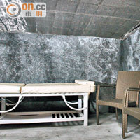 除了「金字塔」，遍布竹炭的休息室是另一特色設施，當中設有椅子、床架，可供人休息。
