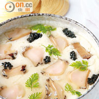Korean Abalone, Tofu Panna Cotta, Caviar<br>豆腐如Panna Cotta般滑溜，配鮑魚和魚子做裝飾，最後以葛粉把木魚和昆布製成高湯芡汁淋上面而成。