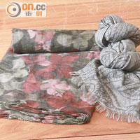 品牌以高級cashmere服裝著名，cashmere scarf自然不可少。<br>Floral print scarf $12,995<br>灰色印花 scarf $12,995