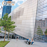 博物館位於Ground Zero，入口處位於兩座大樓遺址之間。